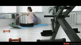 Jogázó tini muffot kúrel hátsó bejáratba az edő