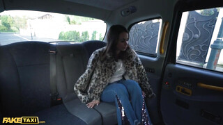 Fake Taxi - Jessy Jey a hátsó ülésen kúr