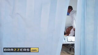 Brazzers - Bonnie Rotten hátsó kapujában az óriás kukac