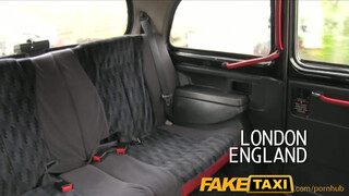 FakeTaxi - műcsöcsös kiscsaj szeret herét nyalni