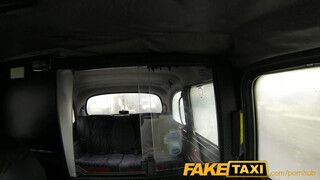 FakeTaxi - kitetovált hölgyemény bekúrva a hátsó ülésen