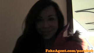 FakeAgent - műcsöcsös kiscsaj szívesen lovagol