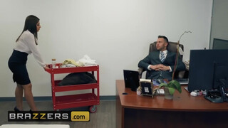 Brazzers - Ella Knox az óriás didkós spanyol csajszi