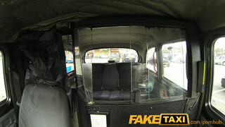 FakeTaxi kanos puncit meglepetés éri a hátsó ülésen