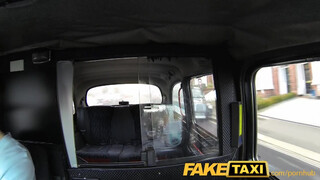 FakeTaxi bombázó picsa engedi hátsó bejáratba is