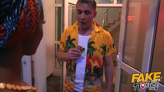 Fake Hostel afrikai csajszi és egy latin amerikai bula közösen