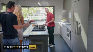 Brazzers - Courtney Taylor a férje haverjával kúr