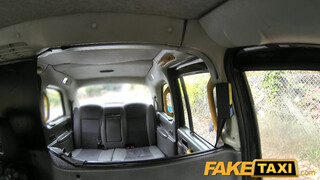 Fake Taxi kifestett kisasszony kielégíti a sofőrt