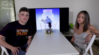 Tini pici keblű csajszi és a tetovált hapsi - Hot Guys Fuck