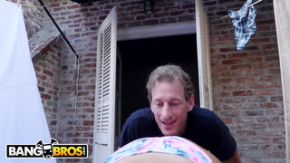 BANGBROS - Az isteni August Ames a szabadban kefél