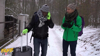 Méretes didkós tini nőci és a turista srácok - Fake Hostel