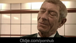 Magyar pornófilmes lány kúr vén krapekkal - Oldje