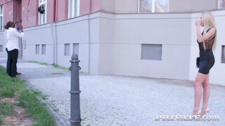 PRIVATE Com - Marilyn Kristal barna pasikkal kefél
