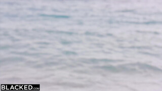 BLACKED - Milena a tengerparton imád kefélni