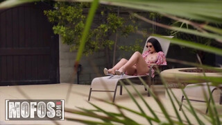 MOFOS - LaSirena69 a méretes cickós latina lány