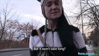 Public Agent - aranyos orosz bige az utcáról