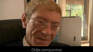 Vén kuki és a fiatal titkárnője