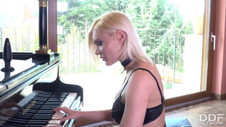 Kitana Lure három hapsival baszik