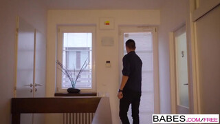 Babes - Paula Shy a méretes didkós kiscsaj