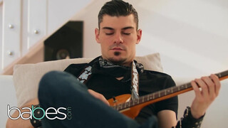 Babes - Mia Evans kefél a gitáros manussal
