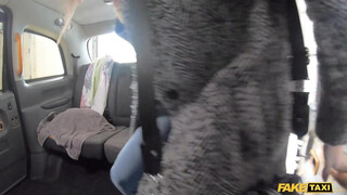 Fake Taxi - Kicsike cicis fiatal csajszi lovagol