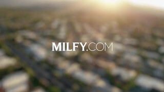 MILFY - Alexis a hatalmas didkós anyuci