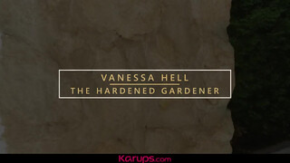 Karups - Vanessa Hell a pici tőgyes milf
