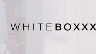 WHITEBOXXX - csodaszép, fullos hölgyemény az ágyban