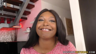 Rachel Raxxx az óriás tőgyes barna milf