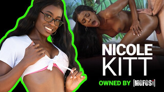 Mofos - Nicole Kitt a fullos hatalmas tőgyes csoki lány