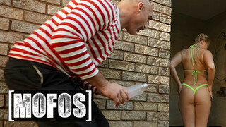 MOFOS - Harley King a gyönyörű világos szőke tini hölgyemény