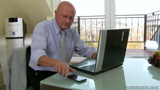 Gyuribácsi imádja a fiatal kisasszonyt
