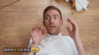 BRAZZERS - Szerencsés masszőr Danny szerencsés, hogy megdughatja Alyssia Kentet és a izgató szobalányát, Alice Hernandezt