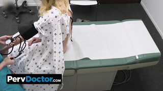 Karcsú világos szőke páciens hagyja, hogy a perverz doktor és a dögös méretes fenekű nővér kitágítsák a szűk tini punciját