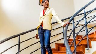 Barna amatőr casting forgatás irodai fotózásra durván megbassza a méretes faszú producer