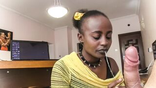 Nyakörves néger kurva nyáladzik a főnök pöcsén