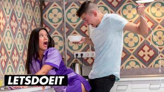 A izgató szobalány Jade Presley kitakarít és cumizza a méretes faszkat a forró szálláson