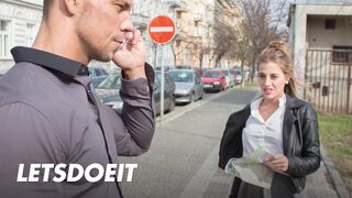 Lenyűgöző turista Silvia Dellai mélyen meghágva egy helyi hapsi által