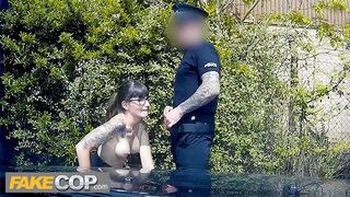 Rendőr megdugja a sötét hajú geek ribancot és rálövi a szemüvegére - fake cop