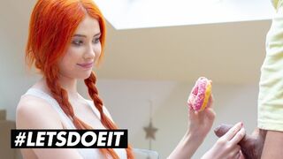 Gisha Forza hatalmas cicis vörös bombe egy fánkot érő hardcore dugásért
