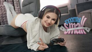 Kicsike tini lány Aria Banks elkapja magas mostohabátyját Chris Epicet, aki a szobájában kézimunkázza a pöcse