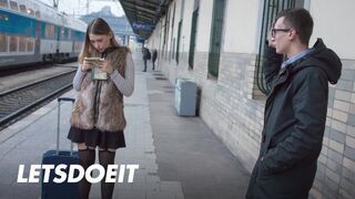 Selvaggia tini spiné felfogta Charlie Dean hatalmas faszát egy gyors pov dugásra
