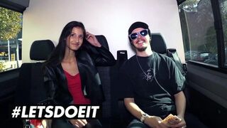 Vékony fekete Coco Kiss pénzért cumizza a méretes csoki fazt az kocsiban