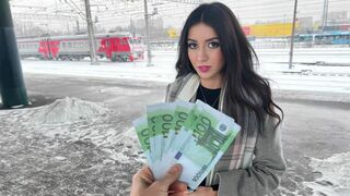 Vonatbéli csábítás: csajszit szólítunk meg castingra közvetlenül a szekrényben