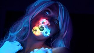 Neon fénylő tini spiné csábít faszodat tökéletes testével