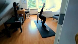 Tini fitnesz kiscsaj ujjazza magát, majd durván megbasszák