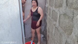 Filipina kisasszony kinti fürdés közben alaposan megdöngetve