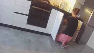 Dögös házastárs a szomszéddal szexel a konyhában - igazi megcsalás