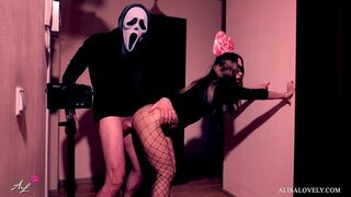 Maszkos őrült durván megbassza a fekete hölgyeményt a tükör előtt - halloween szerepjáték fétis páros játék