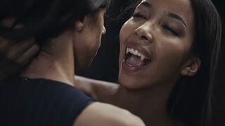 Ebony Vampire Mistress Lia Lin elcsábít egy kolumbiai hatalmas csöcsű tini kisasszonyt a Vampired kemény domina játékában